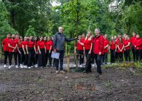 Übergabe des Baumes (v. l. n. r.): Tim Großmann, Parkdirektor, Solveig Kasting, verantwortliche Auszubildende, Silke Klegin, Ausbilderin bei der Sparkasse Bremen sowie der Ausbildungsjahrgang 2023, Foto: Björn Hake /Sparkasse Bremen