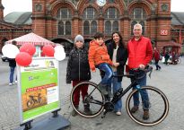 V.l.n.r.: Levin und Lionel Yorgancioglu, Söhne Vania Yorgancioglu, Gewinnerin Bernd Wellbrock, Inhaber Velo-Sport, Foto: Martin Rospek