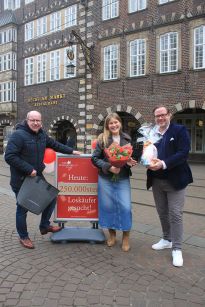 V.l.n.r.: Dietmar Hoppe, Geschäftsführer Bürgerpark-Tombola Kirsten Schneider, Gewinnerin Stefan Dorster, Centermanager Weserpark Bremen, Foto: Simone Tückmantel