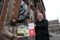 Links die Gewinnerin  Jill Shanel Randecker, Rechts:  Malte Gratenau, Sparkasse Bremen, Foto: Martin Rospek