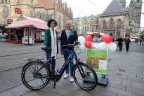 V.l.n.r.: Giuseppina Salemme, Gewinnerin und Bernd Wellbrock, Inhaber Velo-Sport, Foto: Martin Rospek