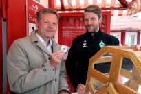 Sonderziehung der zweiten Gewinnchance: v.l.n.r.: Raimund Mehwald-Hoffmann (Notar), Peter Niemeyer (Leiter Profi Fußball Werder Bremen)
