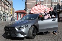 Übergabe des Mercedes A-Klasse an die Gewinnerin Anita Eggert durch den Geschäftsführer der Bürgerpark-Tombola Dietmar Hoppe, Foto: Martin Rospek