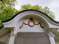 Der Gerdes Pavillon, Ansicht des Ornamentes im Dachfirst mit einem Loch am Ansatz.