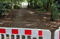 Wegesperrung im Bürgerpark zwischen Fußgängerampel Parkallee / Otto-Gildemeister-Straße und der Fahrstraße im Bürgerpark.