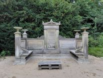 Die frisch renovierte und wieder aufgestellt Emmabank im Bürgerpark.