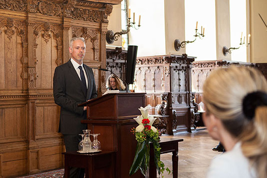 Bürgerparkdirektor Tim Großmann unterstreicht in seiner Rede die einmaligkeit des Bremer Bürgerparks.
