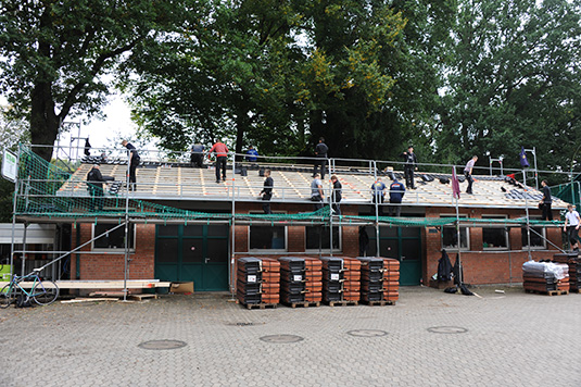 Lehrbaustelle auf dem Dach der Schlosser- und Malerwerkstatt auf dem Betriebshof des Bürgerparkvereins Lehrbaustelle auf dem Dach der Schlosser- und Malerwerkstatt auf dem Betriebshof des Bürgerparkvereins