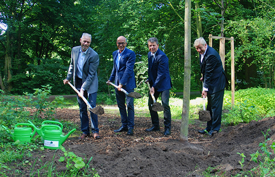 Pflanzung einer gespendeten Linde durch Bürgerparkdirektor Tim Großmann, der Präsident des Bürgerparkvereins Joachim Linnemann, Umweltsenator Dr. Joachim Lohse und den Vorstandsvorsitzender Peter Stubbe (v.l.n.r) Pflanzung einer gespendeten Linde durch Bürgerparkdirektor Tim Großmann, der Präsident des Bürgerparkvereins Joachim Linnemann, Umweltsenator Dr. Joachim Lohse und den Vorstandsvorsitzender Peter Stubbe (v.l.n.r)