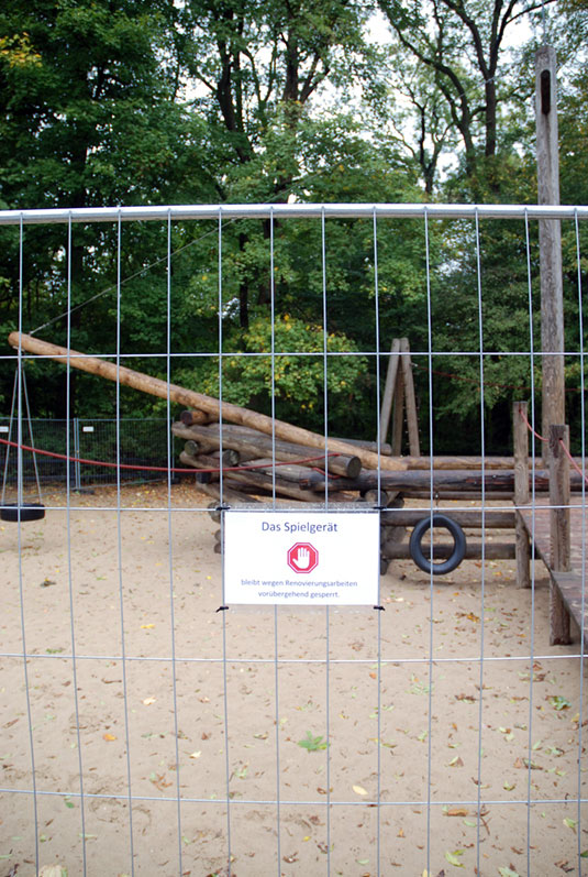 Gesperrtes „Piratenschiff” auf dem großen Spielplatz am Emmasee Gesperrtes „Piratenschiff” auf dem großen Spielplatz am Emmasee