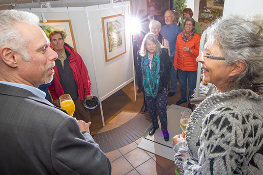 Parkdirektor Tim Großmann und Sonia Schadwinkel eröffneten die Ausstellung im Foyer der Meierei Parkdirektor Tim Großmann und Sonia Schadwinkel eröffneten die Ausstellung im Foyer der Meierei