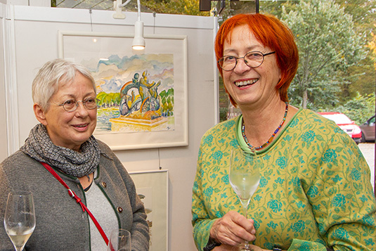 Teilnehmerinnen freuen sich über die gelungene Ausstellung Teilnehmerinnen freuen sich über die gelungene Ausstellung