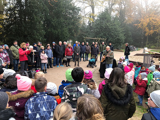 Viele Eltern mit Kindern nehmen Teil an der Einweihung im Bürgerpark. Viele Eltern mit Kindern nehmen Teil an der Einweihung im Bürgerpark.