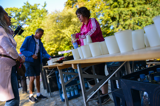 Erfrischungen wurden gereicht durch viele freiwillige Helfer Erfrischungen wurden gereicht durch viele freiwillige Helfer