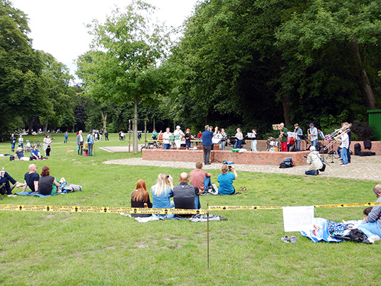 Die Musiker der Musikschule Bremen spielen auf der Spielwiese am Marcusbrunnen Die Musiker der Musikschule Bremen spielen auf der Spielwiese am Marcusbrunnen