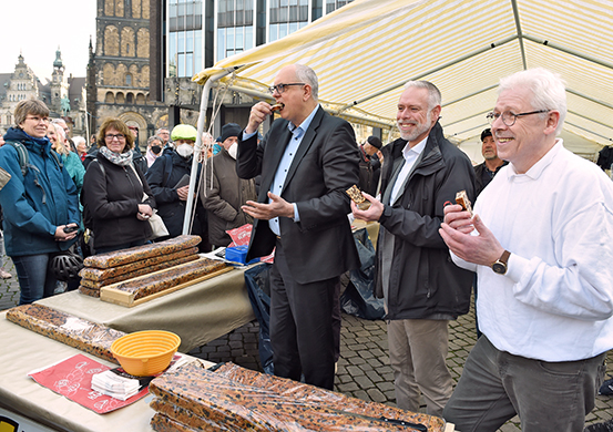 Klabenanschnitt, v.l.n.r. Bürgermeister Dr. Andreas Bovenschulte, Parkdirektor Tim Großmann, Obermeister der Bäcker-Innung Peter Büser Klabenanschnitt, v.l.n.r. Bürgermeister Dr. Andreas Bovenschulte, Parkdirektor Tim Großmann, Obermeister der Bäcker-Innung Peter Büser