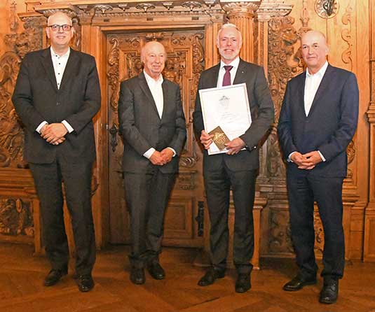 Tim Großmann, Parkdirektor des Bremer Bürgerparks (2.v.r) bei der Verleihung des Denkmalpflegepreises. Tim Großmann, Parkdirektor des Bremer Bürgerparks (2.v.r) bei der Verleihung des Denkmalpflegepreises.