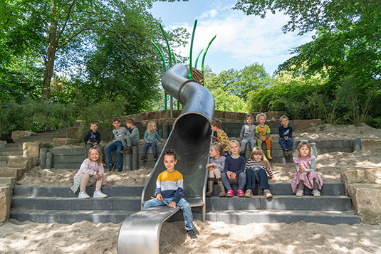 Kinder des Kindergartens Altmannstraße vor der Rutsche, Foto: Bengt Heine